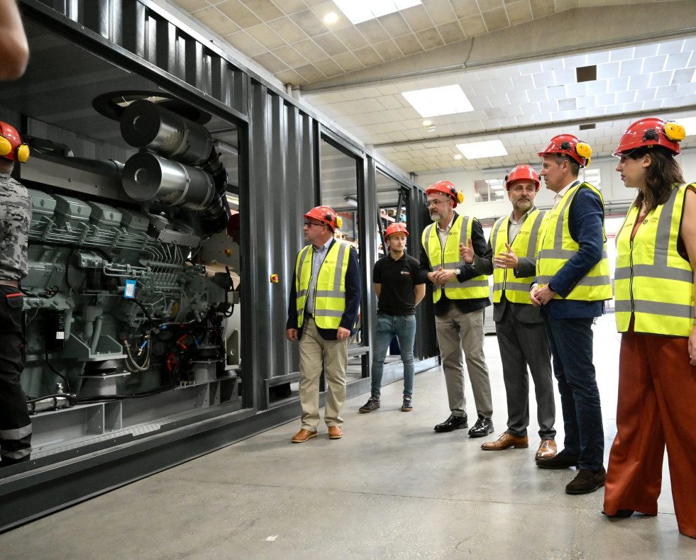 Rueda visita  la fachada fotovoltaica integral de Galicia de Genesal Energy @Alborés