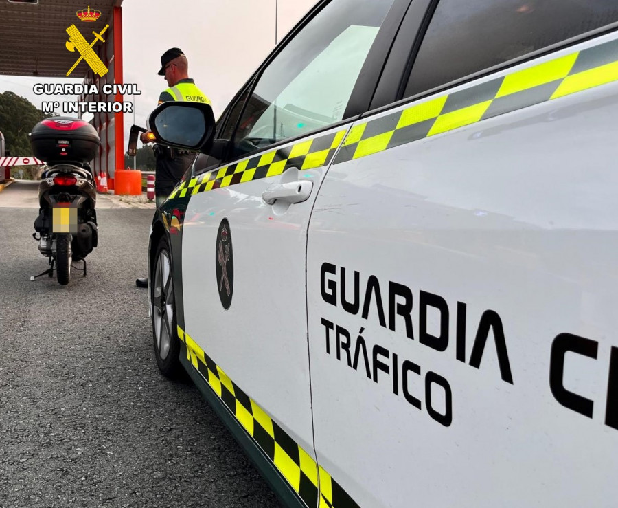 VÍDEO | Investigan a un vecino de A Coruña que iba borracho y sin carné con un ciclomotor por la autopista