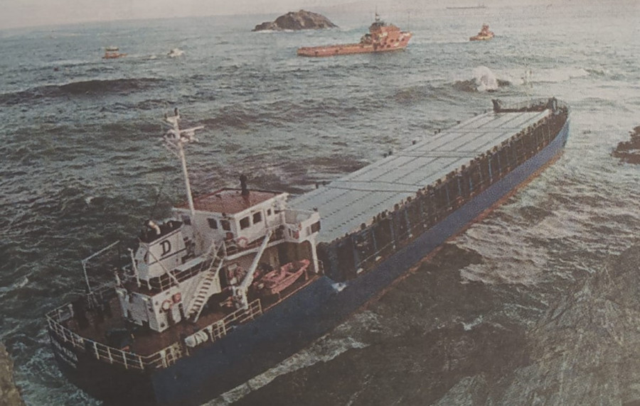 Hace 25 años: Jornada negra en el puerto de A Coruña y el "Diana María" sigue embarrancado en Oleiros