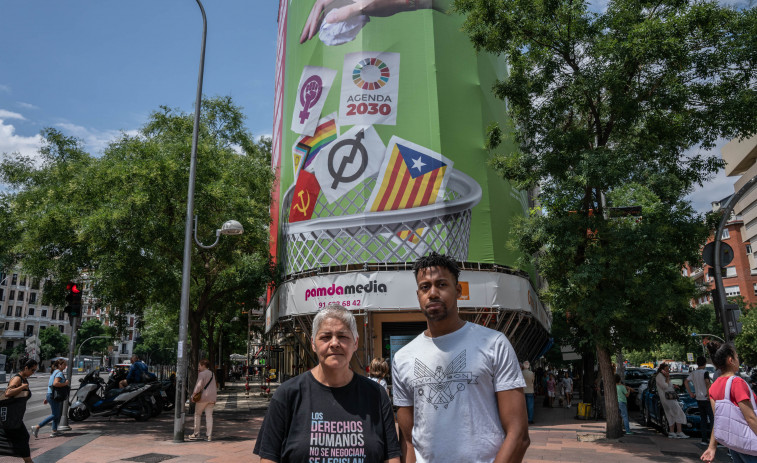 Vox retira la lona de la calle Alcalá contra diversos colectivos tras instarle la Junta Electoral de Madrid