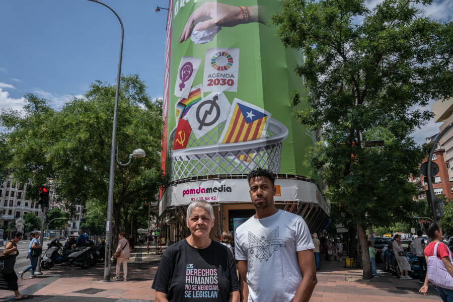 Vox retira la lona de la calle Alcalá contra diversos colectivos tras instarle la Junta Electoral de Madrid