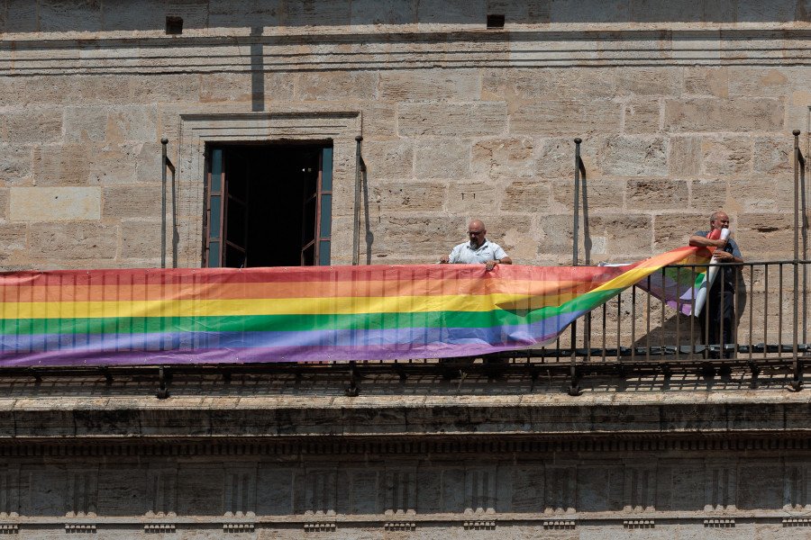Quita y pon de banderas arcoíris: la irrupción de Vox marca el Día del Orgullo