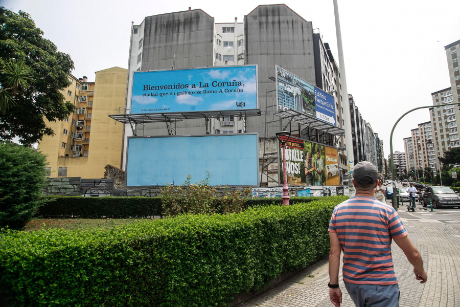 "Bienvenidos a La Coruña": llega a la ciudad la polémica campaña de Hablamos Español