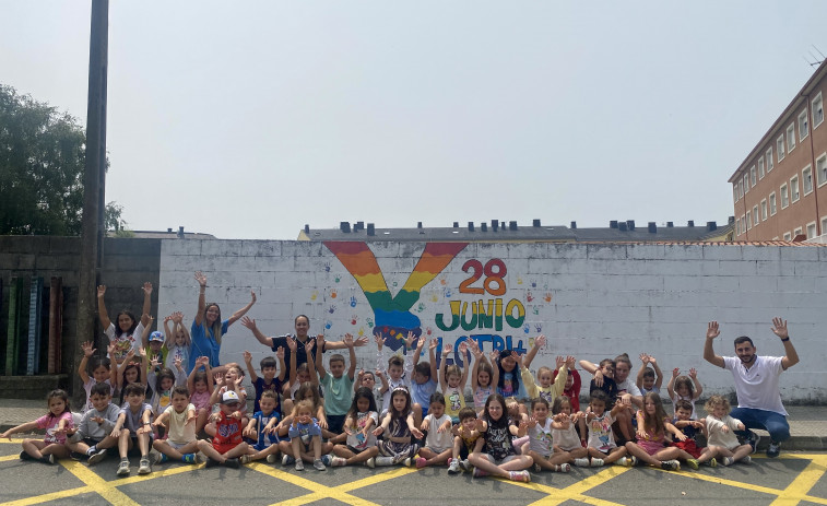 Los niños de los campamentos de verano de Curtis y Teixeiro pintan un mural por el Día del Orgullo