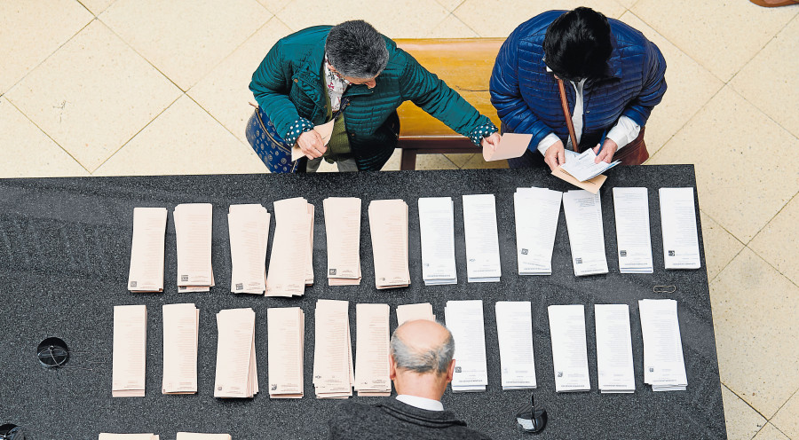 El Gobierno recuerda a Feijóo que puso urnas "con media Galicia confinada"