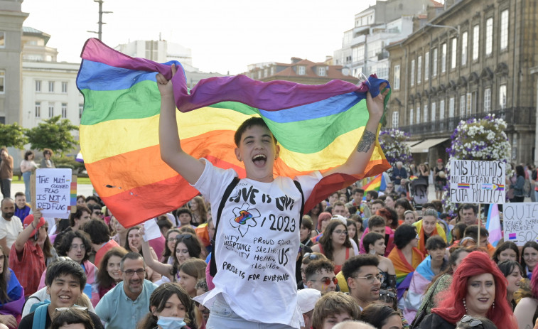 El Orgullo recorre A Coruña ante su mayor amenaza: “Imos defender con unllas e dentes os  nosos dereitos”