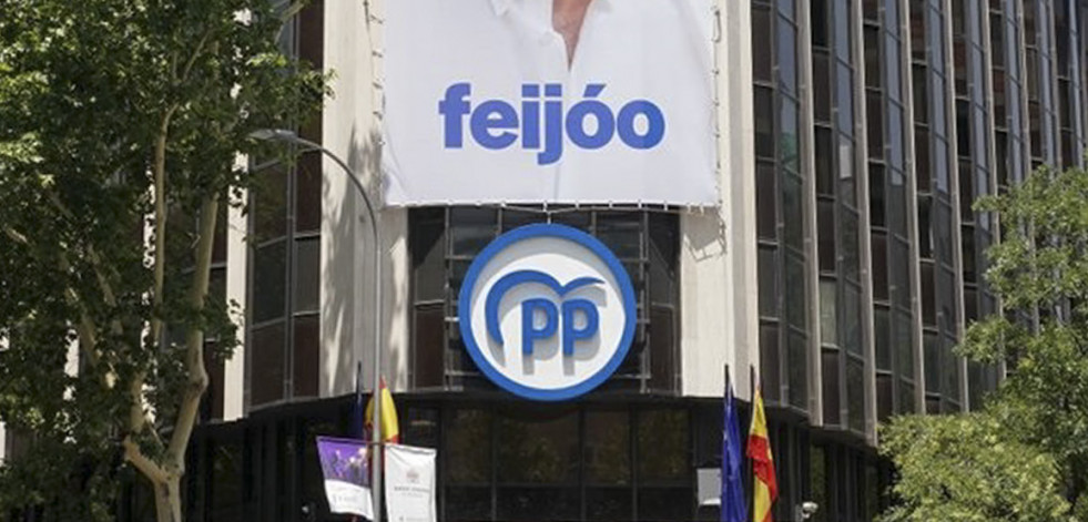 El PP cuelga de Génova una lona con Feijóo y su lema de campaña: 