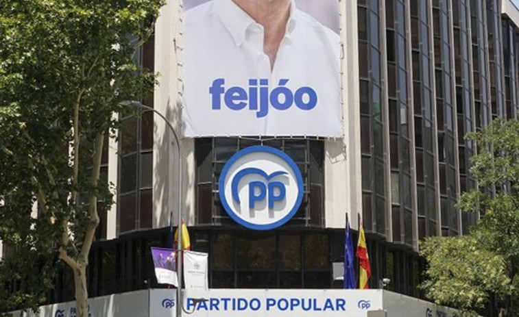El PP cuelga de Génova una lona con Feijóo y su lema de campaña: 