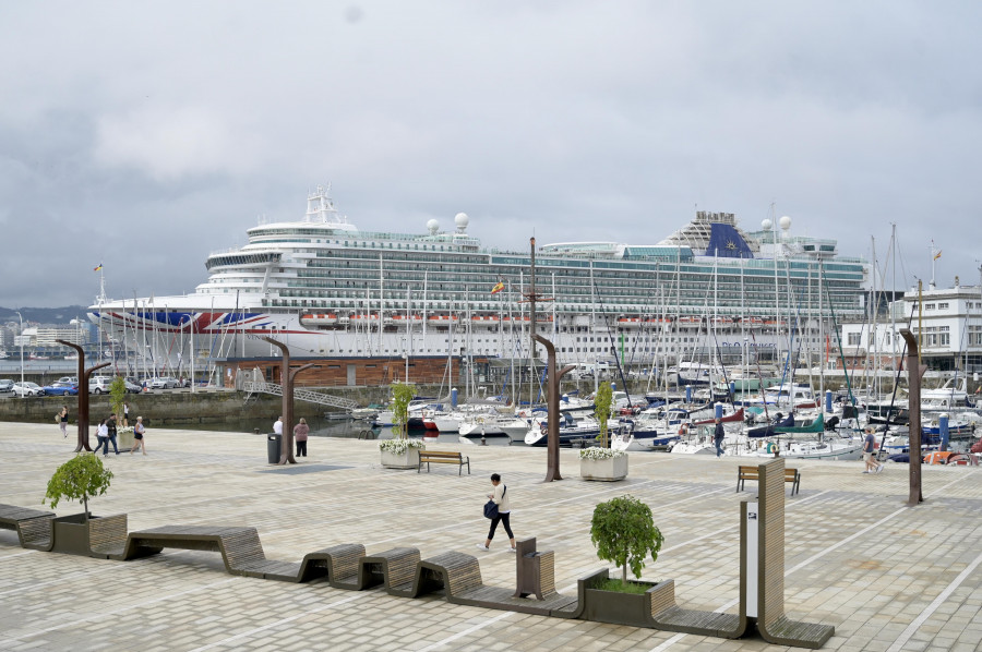 El crucero ‘Ventura’, visita sorpresa en el puerto de A Coruña debido al mal tiempo