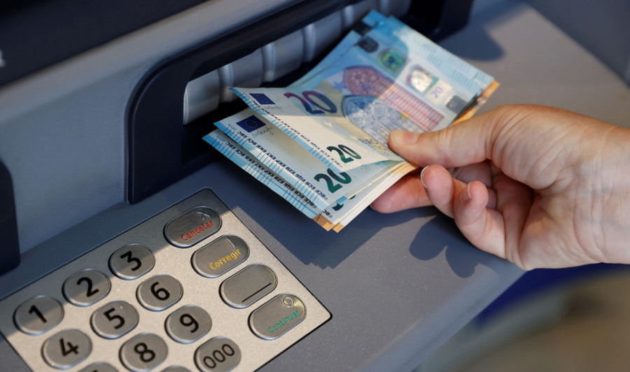 La banca confía en instalar este año cajeros automáticos marca blanca en la España rural