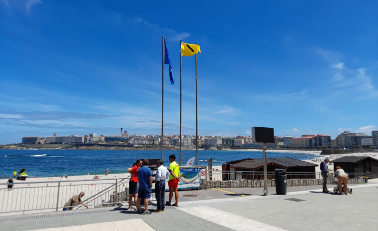 A Coruña luce por primera vez una bandera amarilla para daltónicos