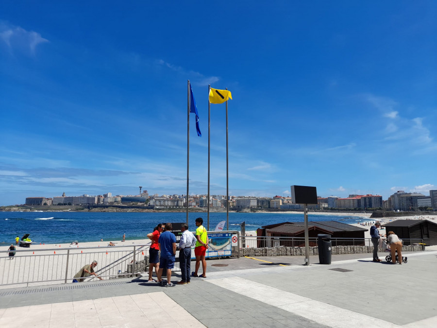 A Coruña luce por primera vez una bandera amarilla para daltónicos