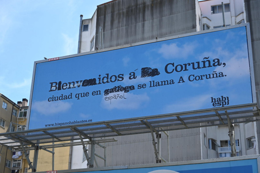 "Benvidos á Coruña": saboteado el polémico cartel de Hablamos Español en Monelos