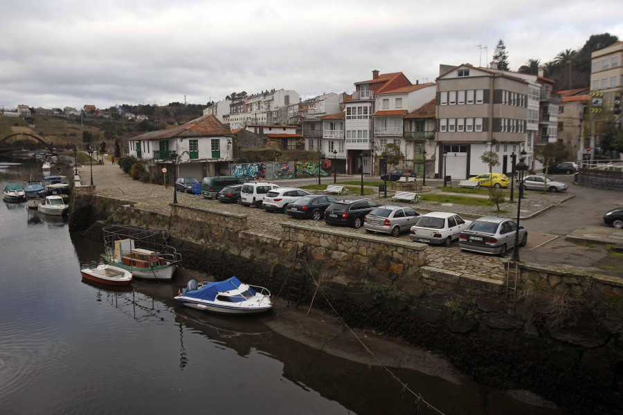 La Policía Local de Betanzos detiene a dos personas de Culleredo y A Coruña por robar una furgoneta e intentarlo con otros coches en la plaza de Enrique IV