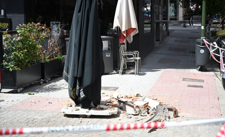 Heridas dos personas tras desprenderse la cornisa de un edificio en la plaza de Vigo, en A Coruña