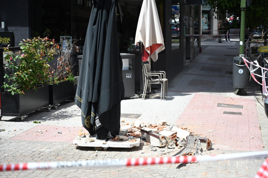 Heridas dos personas tras desprenderse la cornisa de un edificio en la plaza de Vigo, en A Coruña