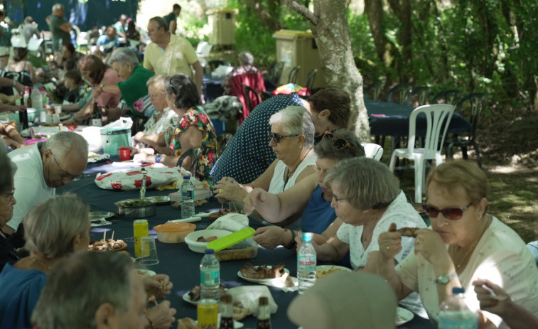 Medio millar de vecinos de Carral celebran la III Festa do Verán en Familia