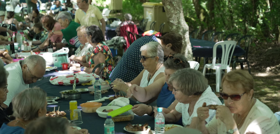 Medio millar de vecinos de Carral celebran la III Festa do Verán en Familia