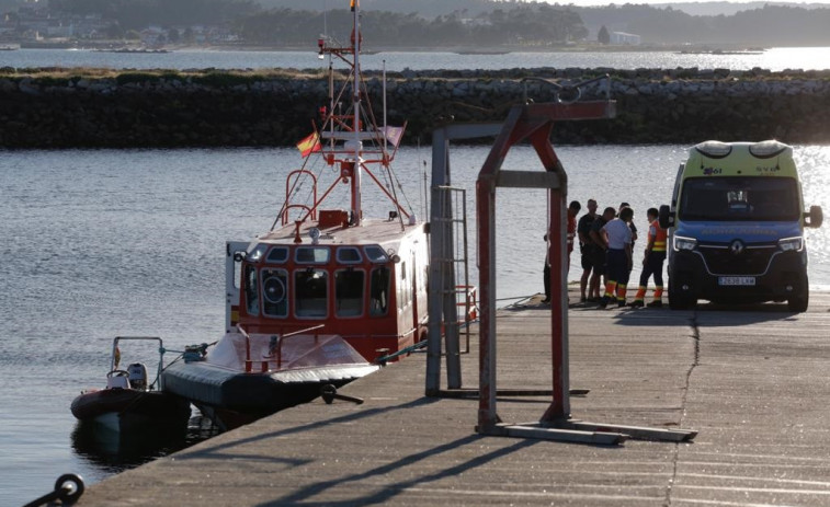 Fallece una mujer al chocar la zódiac en la que iba con una batea entre Vilanova y A Illa