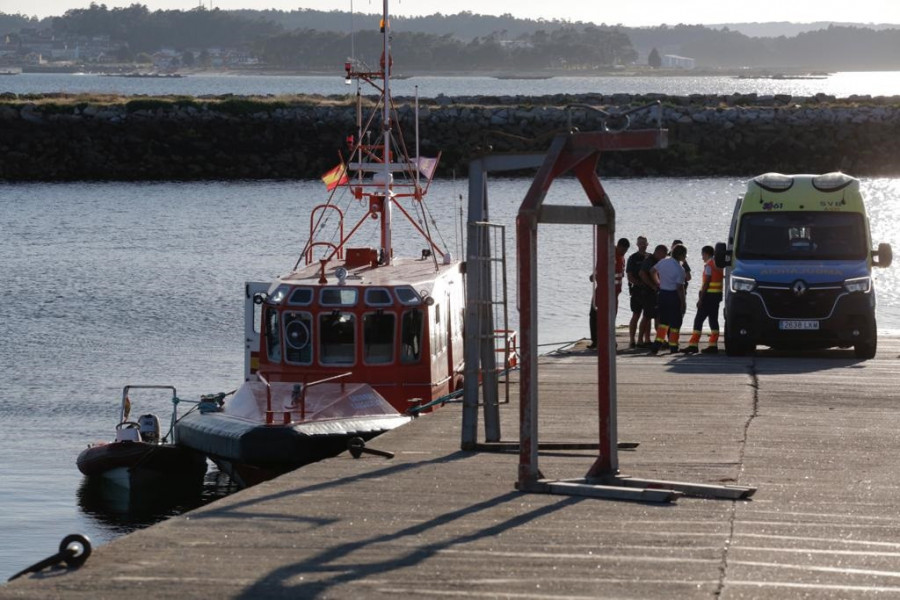 Fallece una mujer al chocar la zódiac en la que iba con una batea entre Vilanova y A Illa