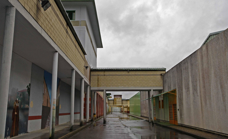 La economía sumergida de la cárcel de Teixeiro: miles de euros cambian de manos al mes