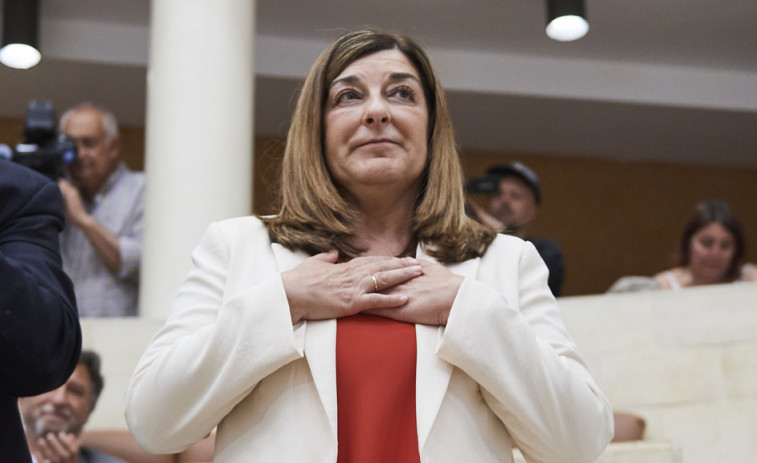 María José Sáenz de Buruaga, investida como primera presidenta de Cantabria gracias a la abstención del PRC