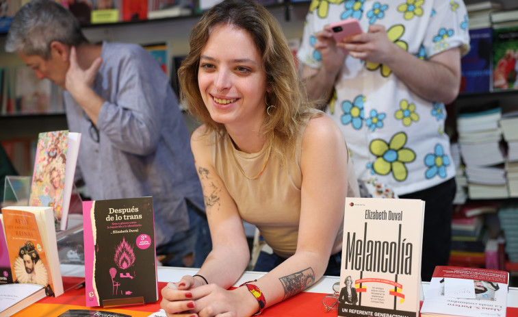 Sumar ficha a la escritora Elizabeth Duval como su portavoz de feminismos y derechos Lgtbi
