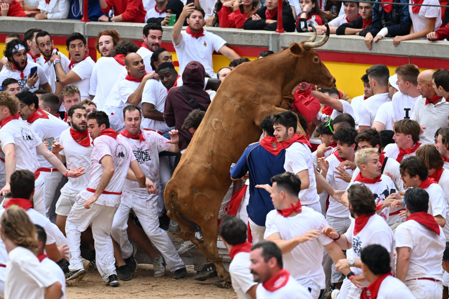 Seis trasladados por heridas y contusiones tras el primer encierro de San Fermín, sin heridos por asta