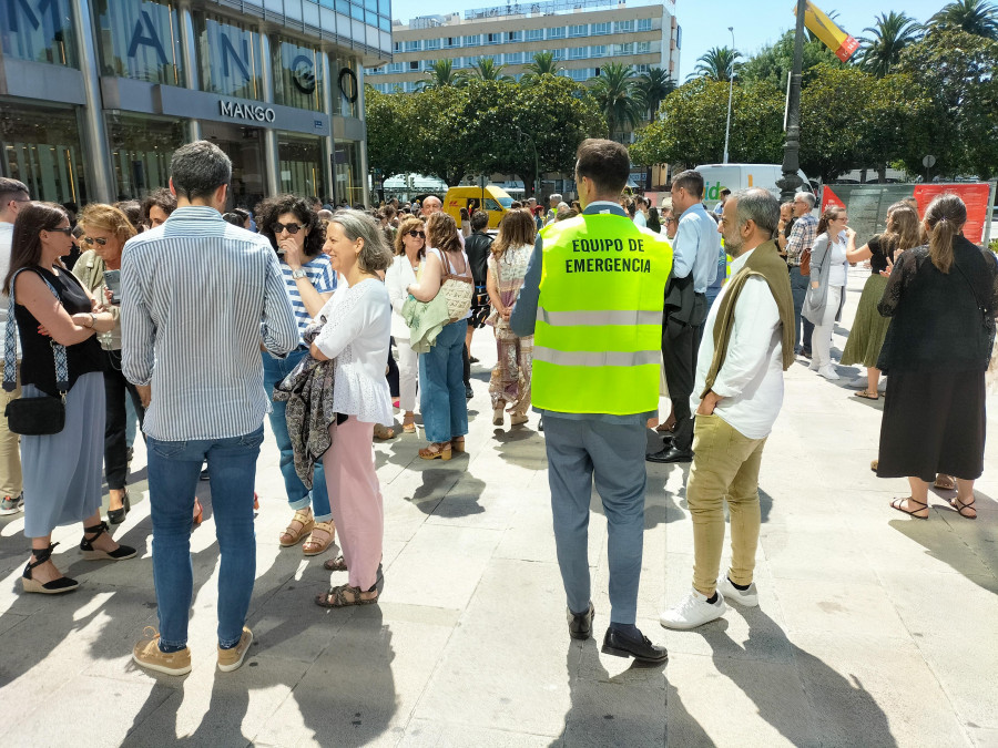 Abanca celebra un simulacro en su central de la rúa Nova