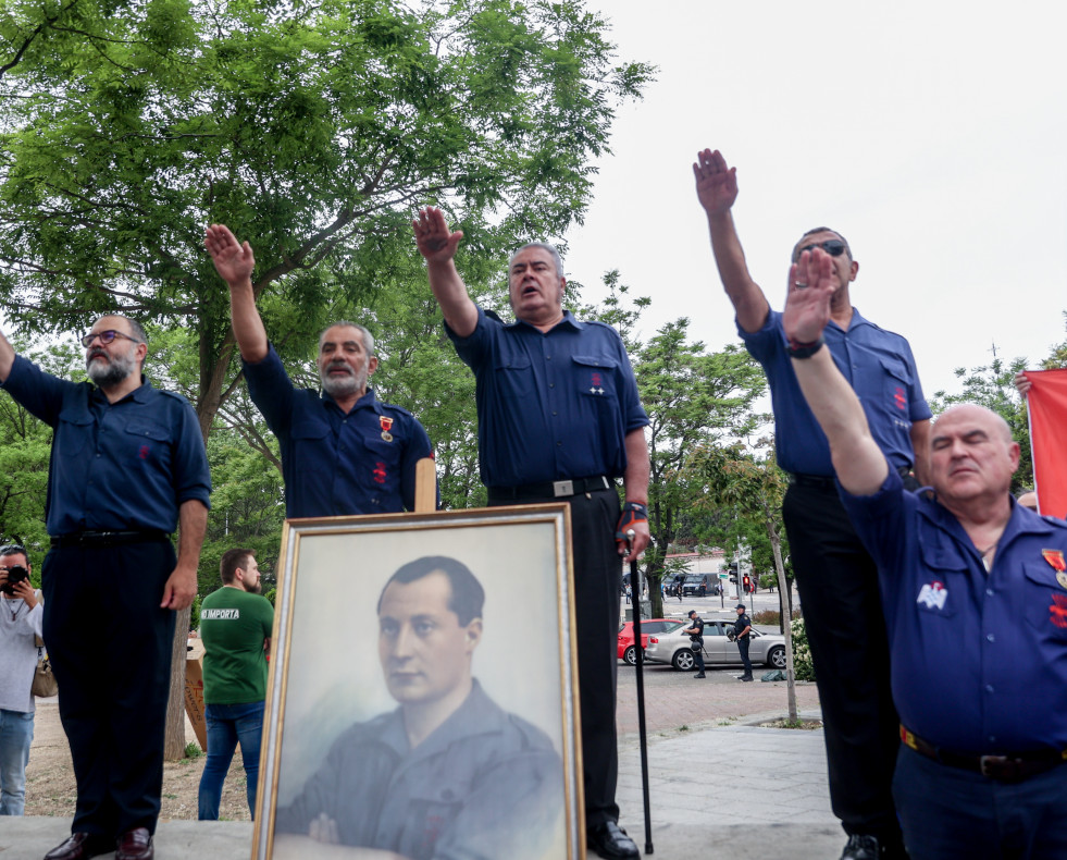 EuropaPress 5158843 varios falangistas junto retrato primo rivera primer homenaje nueva tumba jose 13441447
