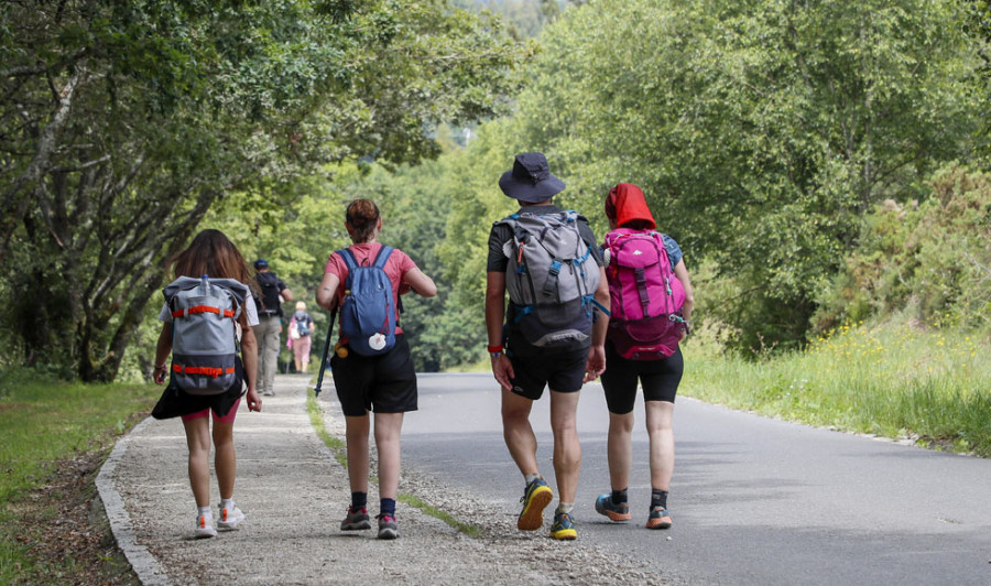 La campaña 'No caminas sola' para prevenir la violencia machista en el Camino se extiende a 1.600 puntos en Galicia
