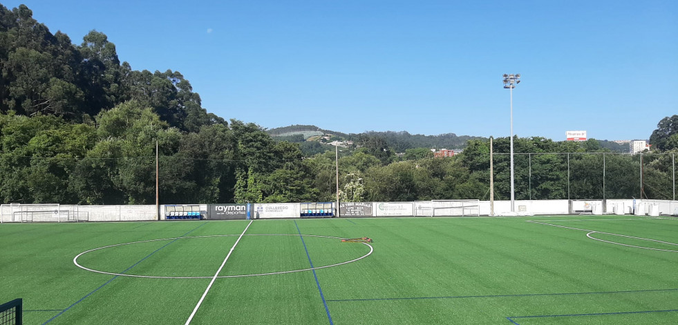 El campo de fútbol de O Burgo estrena su nuevo césped artificial