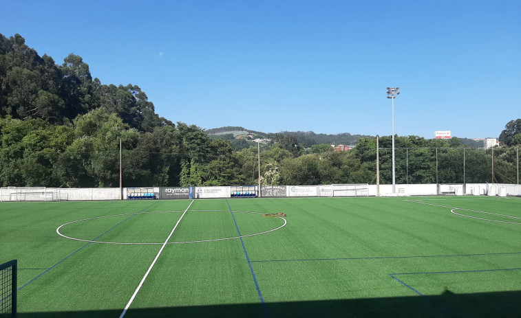 El campo de fútbol de O Burgo estrena su nuevo césped artificial