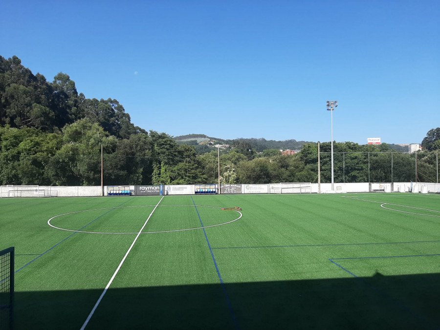 El campo de fútbol de O Burgo estrena su nuevo césped artificial