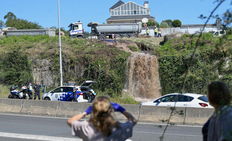 La rotura de una tubería en A Pasaxe causa una espectacular catarata