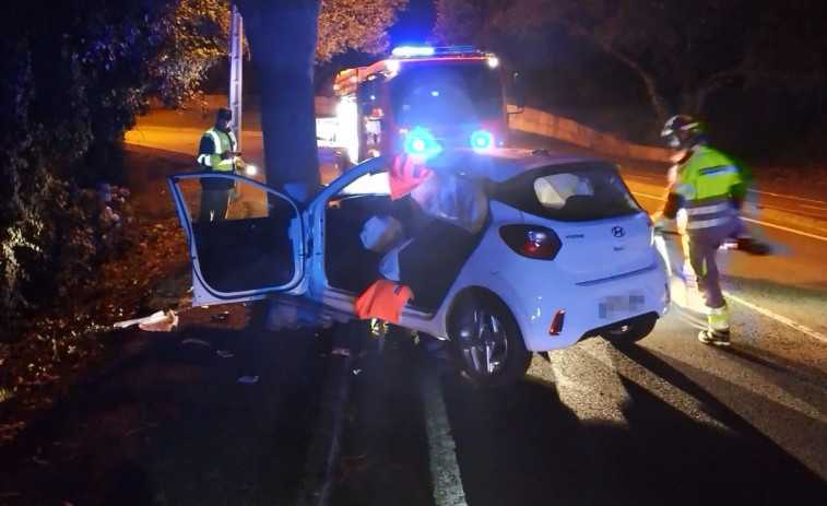 Liberan a un varón atrapado en su coche tras chocar contra un árbol en Oleiros