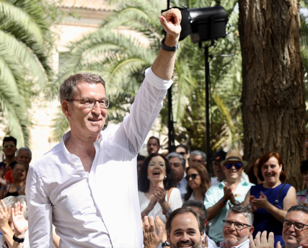 Feijóo recibe los aplausos de sus simpatizantes durante un acto en Ciudad Real