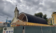 La capilla del Balneario de Arteixo ya luce su cubierta de zinc como parte de su reforma total