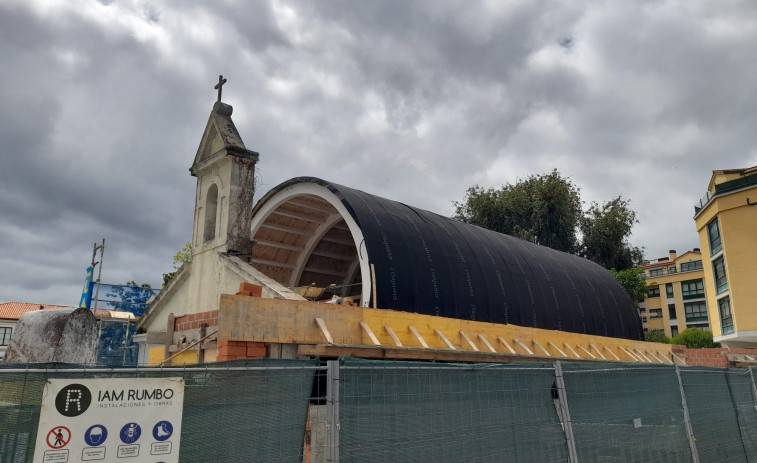 La capilla del Balneario de Arteixo ya luce su cubierta de zinc como parte de su reforma total