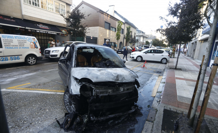 Un coche arde en Os Mallos tras un cortocircuito
