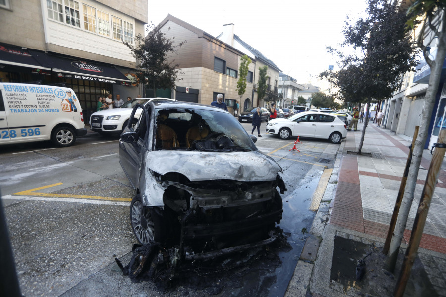 Un coche arde en Os Mallos tras un cortocircuito