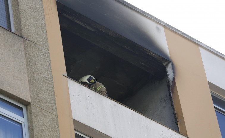 Un incendio destruye una vivienda en Eirís y obliga a evacuar un edificio