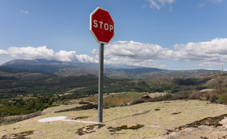 Una cámara detectará a los conductores que se salten un stop o una línea continua