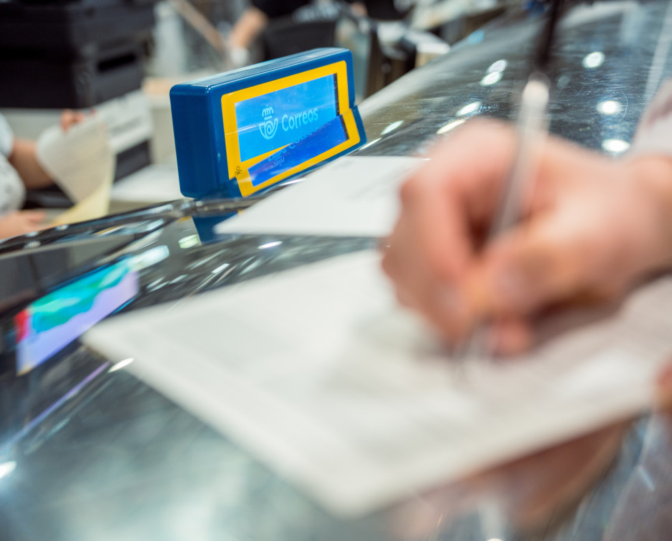 Una persona pide el voto por correo @ep