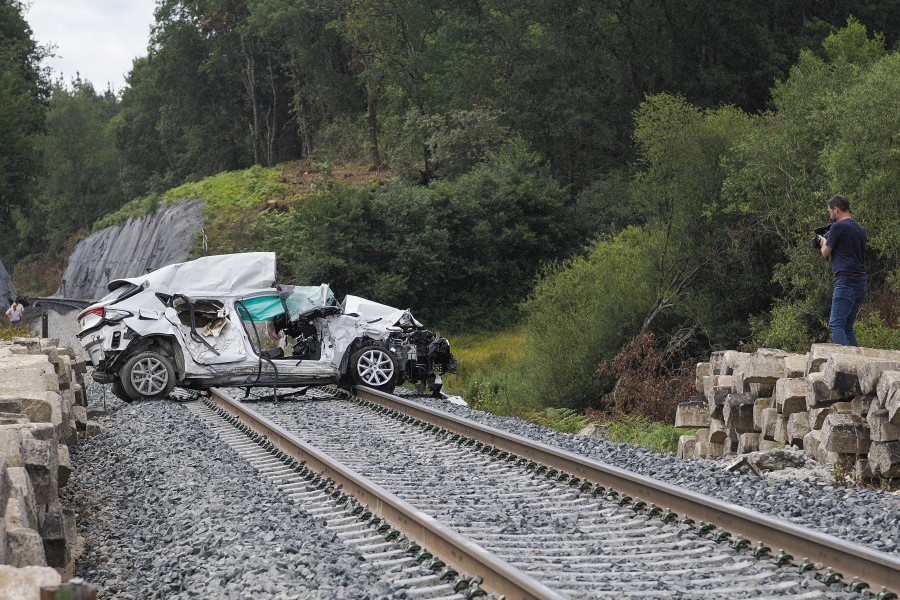Continúa en la UCI y "evoluciona favorablemente" el herido del siniestro entre un tren y un coche en Lugo