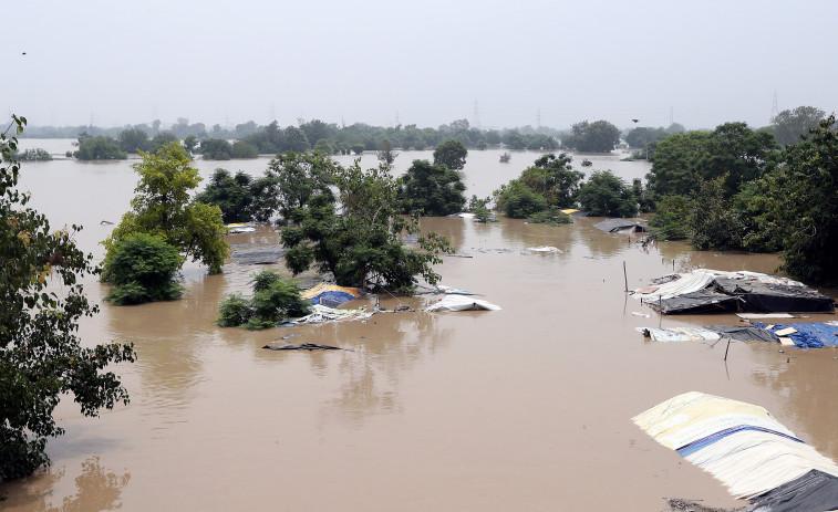 Casi 100 muertos y miles de atrapados en el norte de la India por las fuertes lluvias