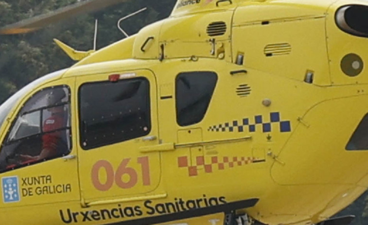 Evacuados dos bañistas que tuvieron que ser rescatados en la Playa de Razo, en Carballo