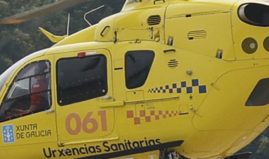 Evacuados dos bañistas que tuvieron que ser rescatados en la Playa de Razo, en Carballo