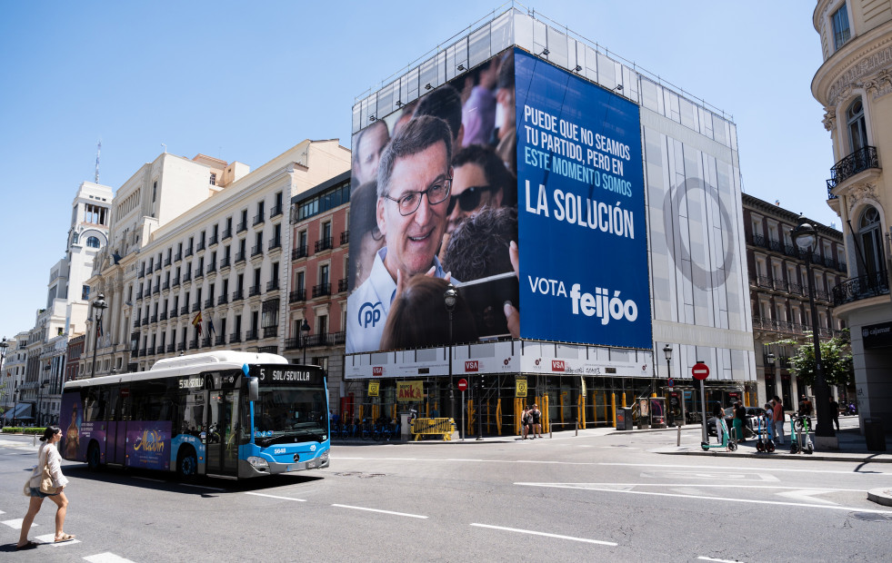 El PP despliega en Madrid una lona en la que Feijóo llama al voto útil más allá de su partido