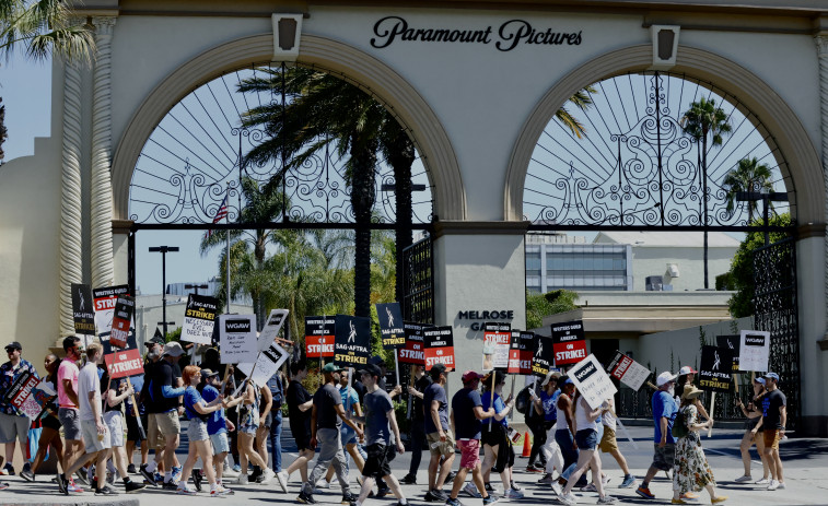 Los actores de Hollywood toman las calles con entusiasmo en su primer día de huelga
